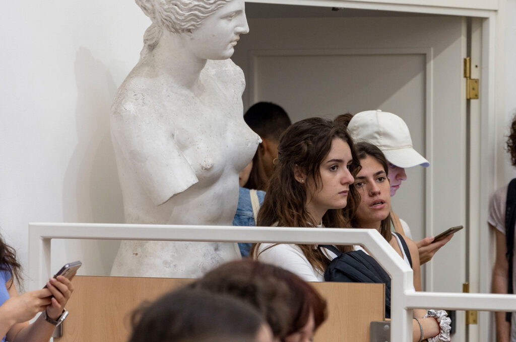 Fotografie dei ragazzi che seguono l'intervento della direttrice